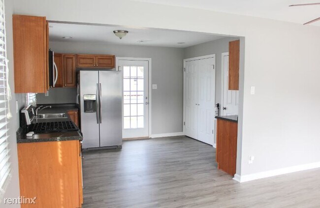 Building Photo - 3 br, 1 bath House - 1 Astor Ave
