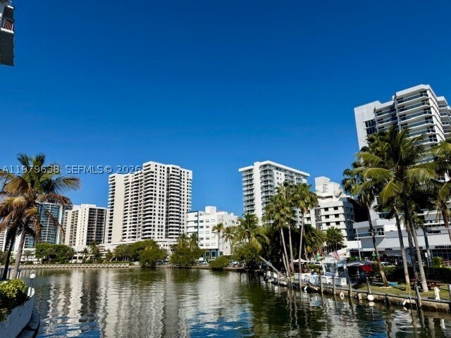 Foto del edificio - 2445 Lake Pancoast Dr