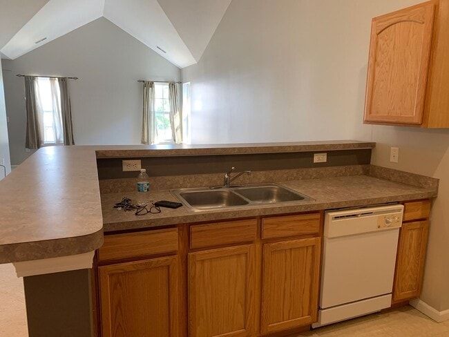 Building Photo - BEAUTIFUL SPACIOUS 2 BEDRM, 2 BATH CONDO W/ATTACHED GARAGE