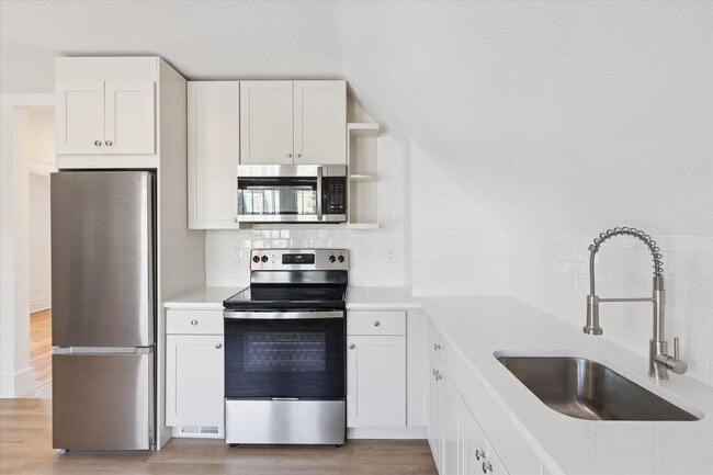 Building Photo - Fully Renovated 1 Bedroom 1 Bath Apartment...