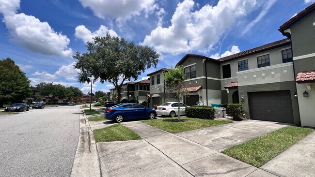 Foto del edificio - STUNNING 2 Bedroom, 2.5 Bathroom Townhome ...