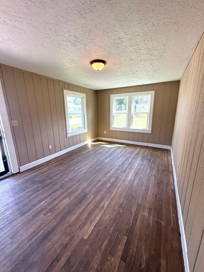Foto del edificio - Affordable 3BR in Convenient Glasgow Location!