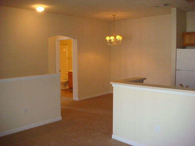 Building Photo - 2Bed/2Bath Available for June!