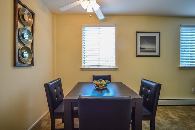 Dining Room - Summit Garden Apartments