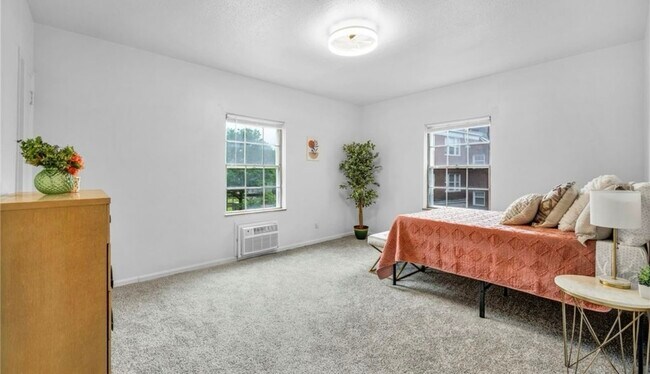 Foto del edificio - 15825 Van Aken Blvd