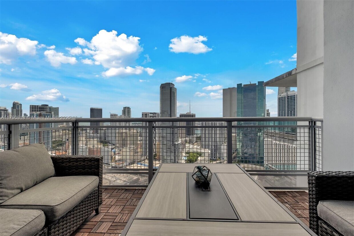 Foto principal - 350 S Miami Ave