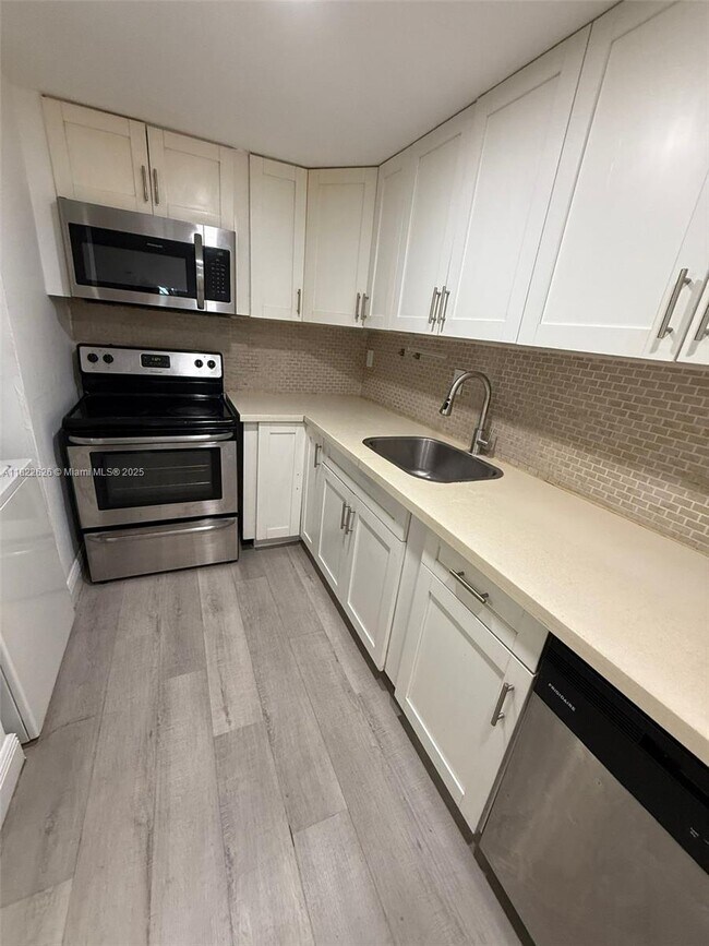 Foto del edificio - 10000 NW 80th Ct