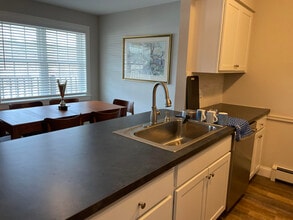 Building Photo - 91 Village Green Cir