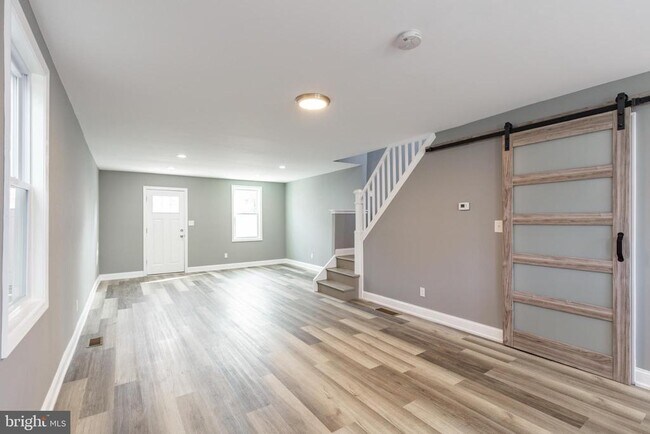 Foto del edificio - 454 Old Elm St