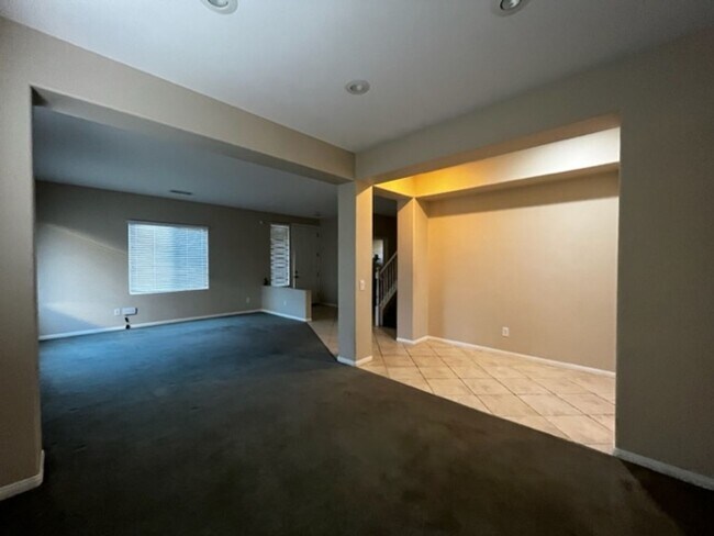 Building Photo - Stunning 4-bedroom, 2.5-bathroom home loca...