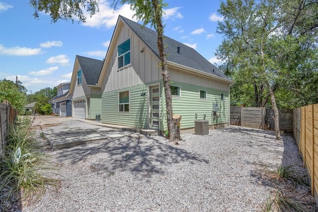 Building Photo - 4805 Santa Anna St