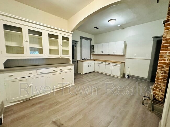 Building Photo - 1615 E McLemore Ave