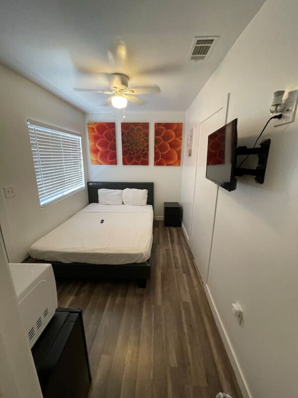 Foto principal - 2121 N Raymond Ave