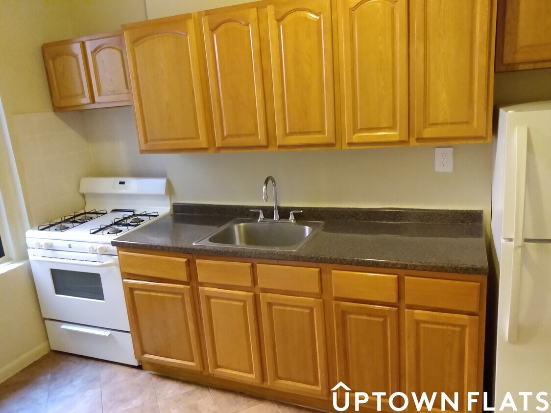Foto principal - 2835 Bainbridge Ave