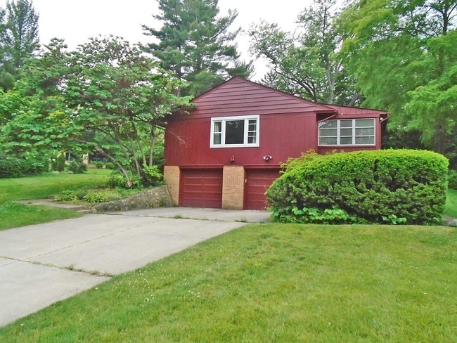 Building Photo - 580 Riverview Dr