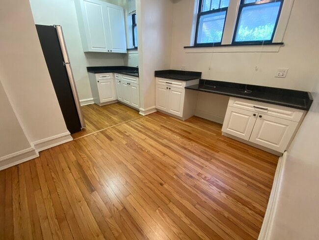 Building Photo - 4918 N Wolcott Ave