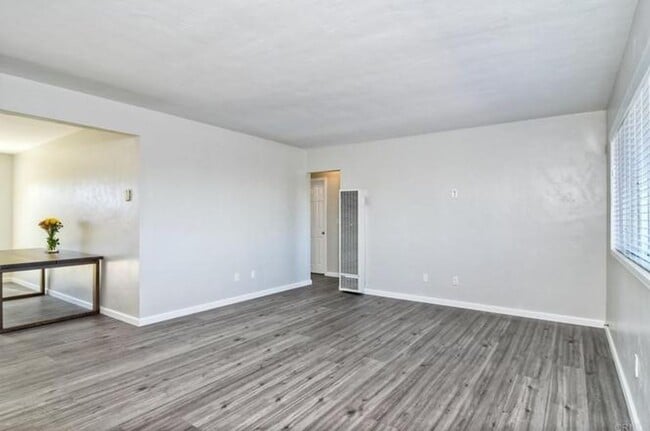 Building Photo - Spacious 5-Bedroom Home on Quiet Cul-de-Sa...