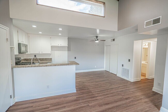 Foto del edificio - 2-Bedroom Condo with Community Amenities and Utilities Included in Canyon Country!