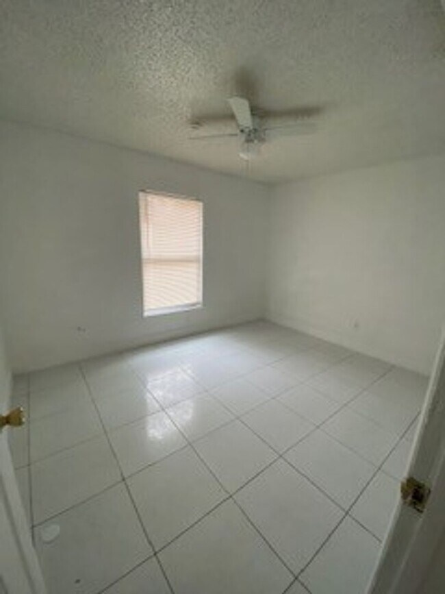 Foto del edificio - 2BR/1BA  TRIPLEX LOCATED DOWNTOWN ORLANDO
