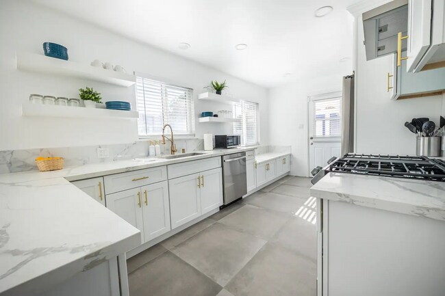 Building Photo - 3538 Roslyn St