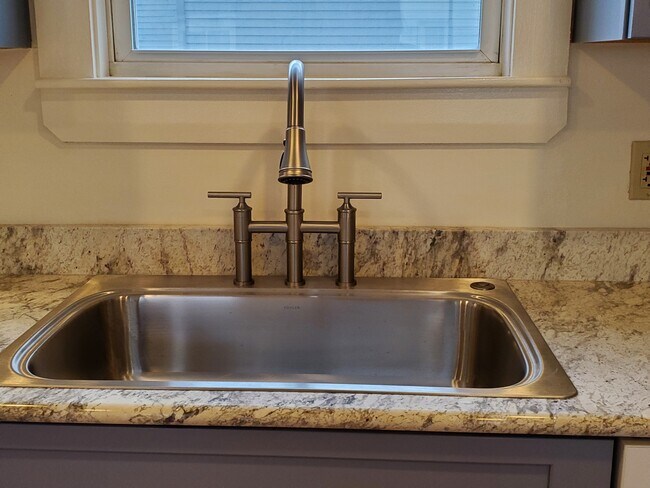 Grifo de puente divertido - 484 Main St