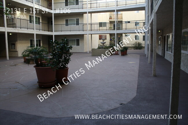 Building Photo - Condo located One Block from the Beach wit...