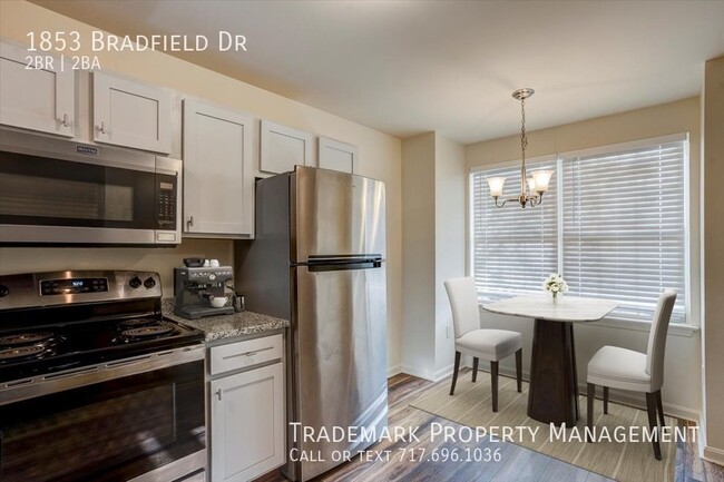 Building Photo - Spacious 2 Bedroom Townhome