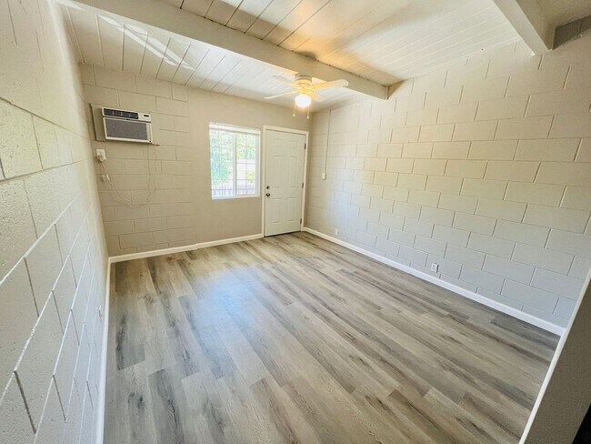 Foto del edificio - Freshly Painted 1bd/1bth with Air Conditio...
