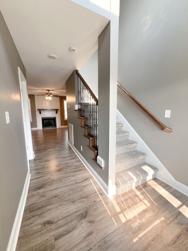 Building Photo - Stunning Single-Family Home! 2 Car Garage,...