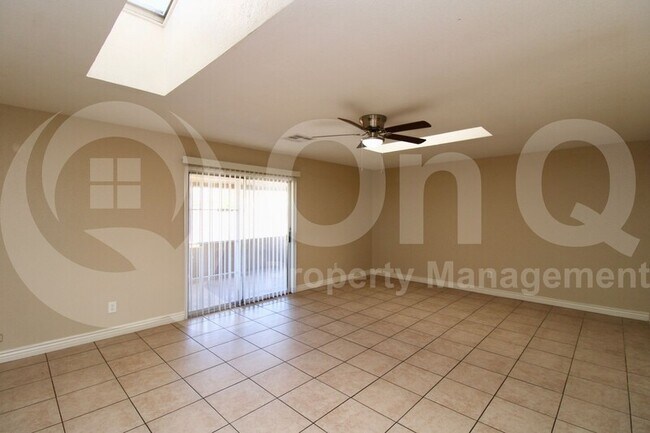 Foto del edificio - 7954 W Indianola Ave