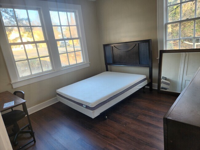 Dormitorio 2 - 1703 W Montgomery Rd