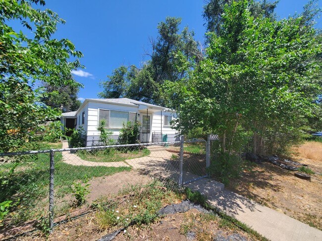 Building Photo - COSY DUPLEX!! GREAT LOCATION!!