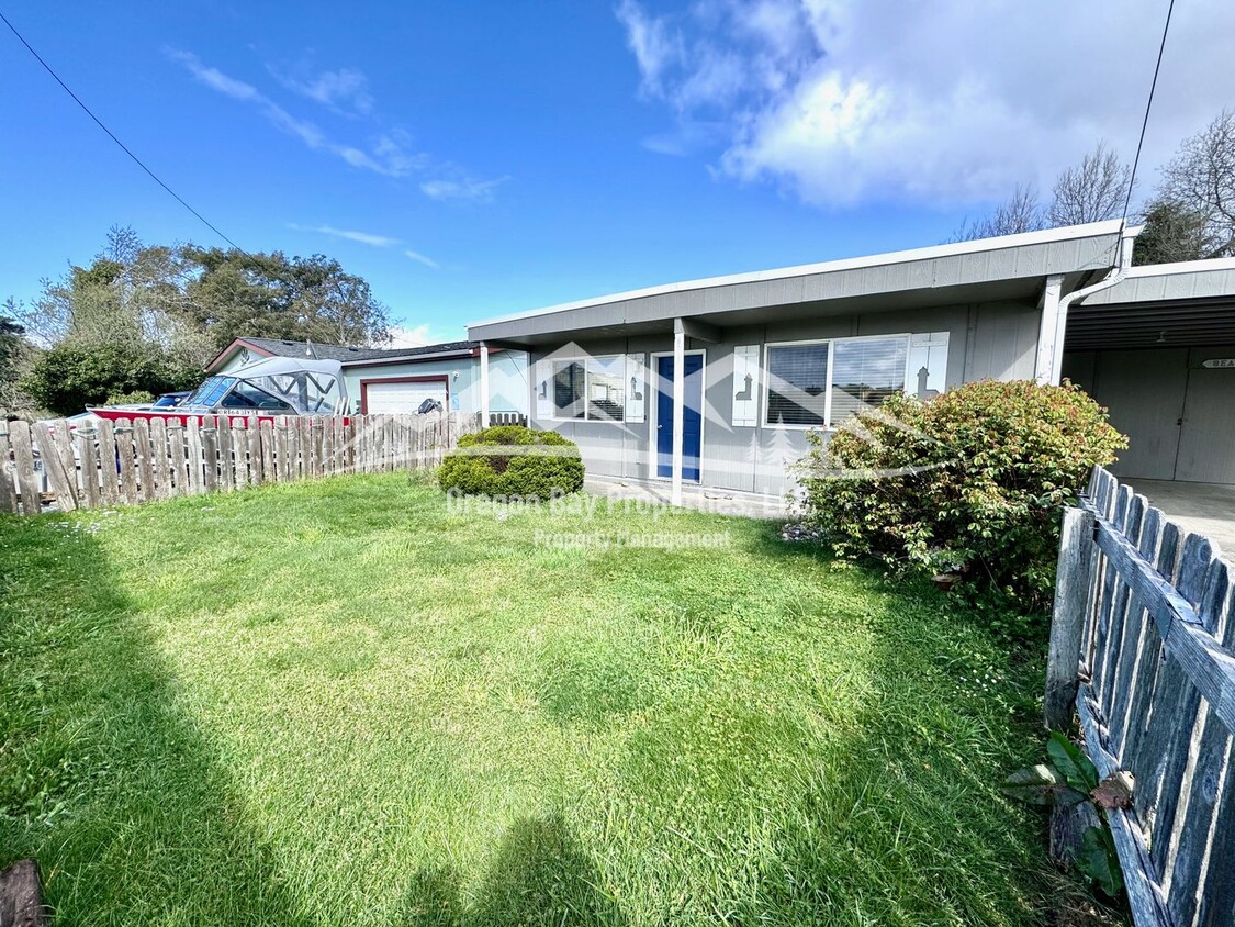 Foto principal - Dog Friendly Bandon Home: 3 bdrm / 1 ba