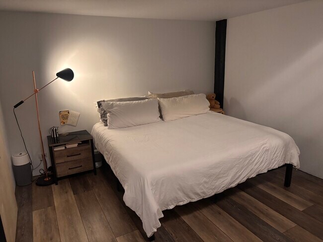 King Bed Master Bedroom - 3323 N Paulina St