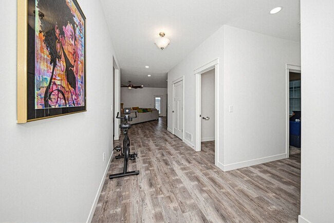 Foto del edificio - Please View The 3D Virtual Walk Through Before Scheduling a Showing
