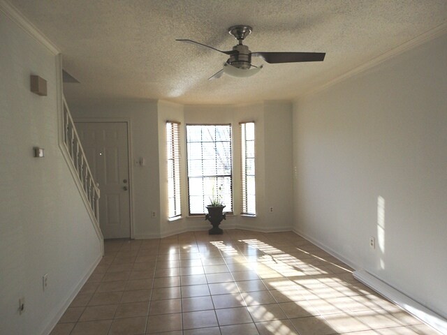Foto del edificio - Mid-city townhome with fenced patio!