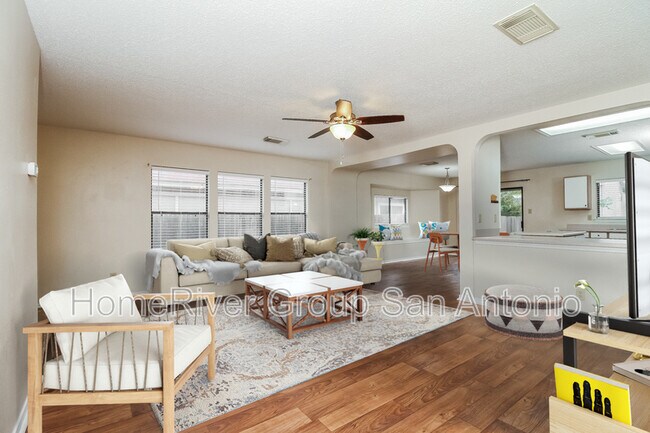 Foto del edificio - 8019 Chestnut Cedar Dr