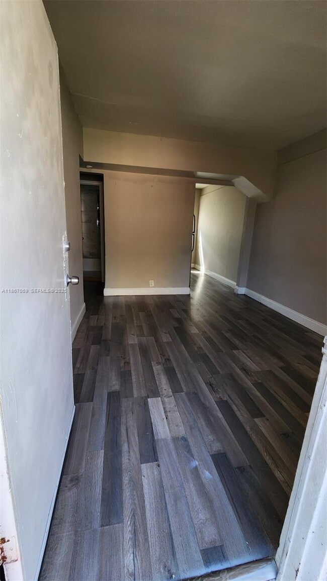 Foto del edificio - 1761 Ali Baba Ave