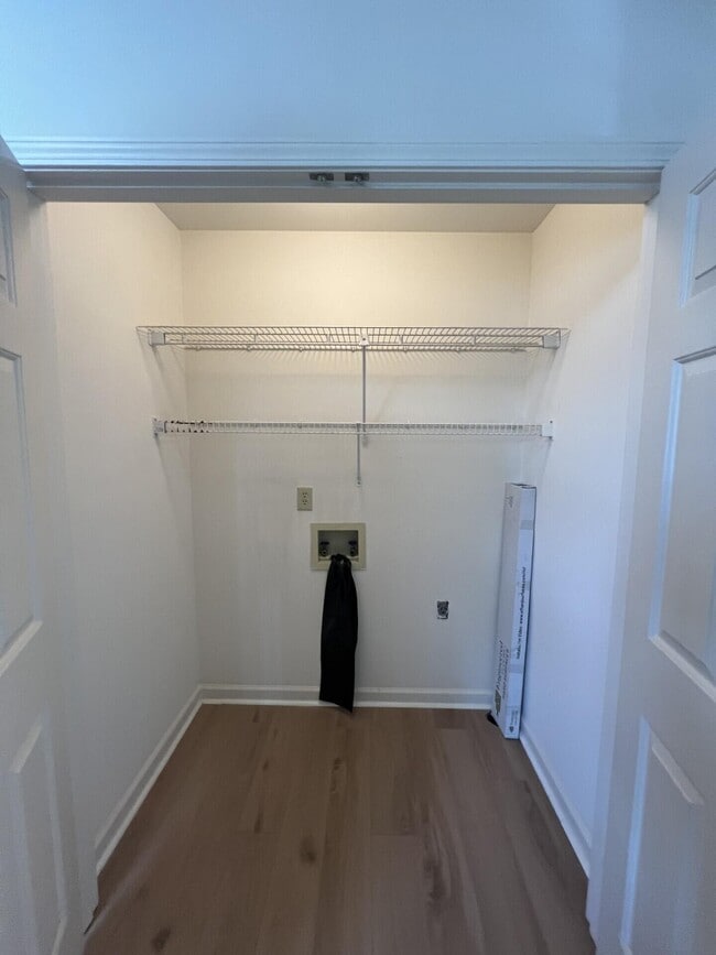Building Photo - 409 Woodview Dr