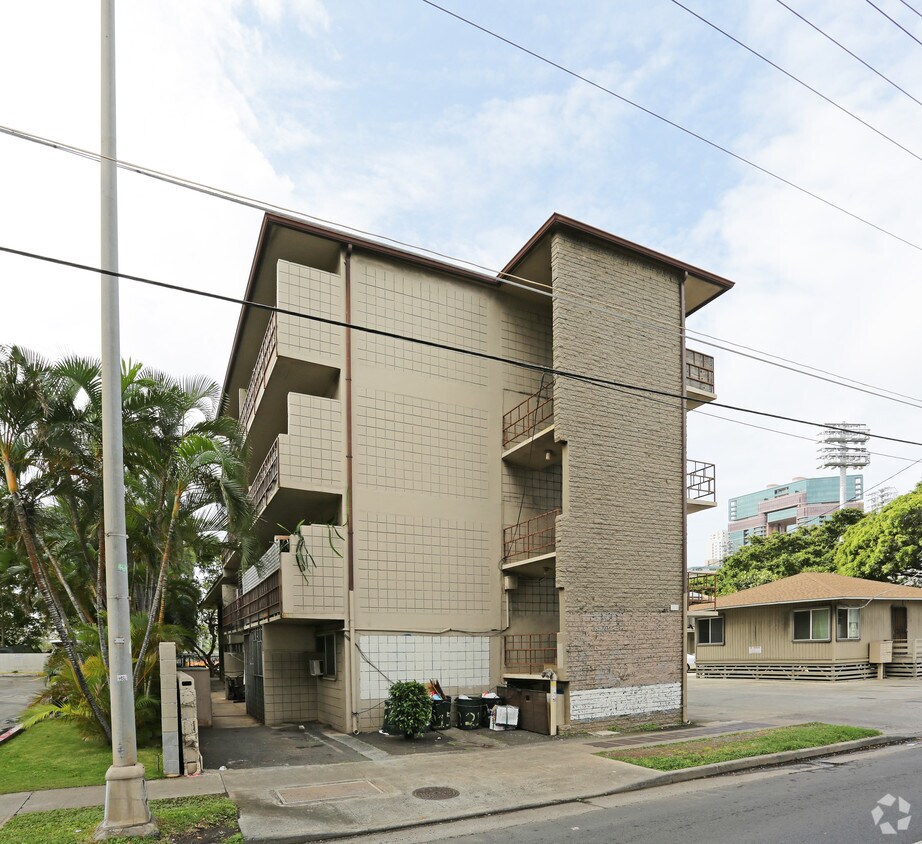Building Photo - 2215 Kapiolani Blvd