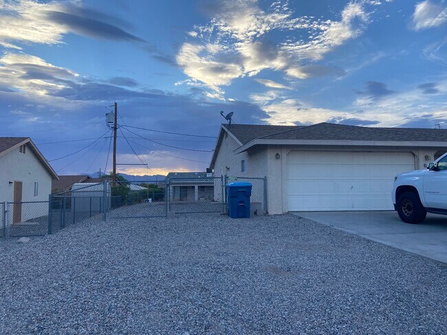 Building Photo - 845 Fern Ln