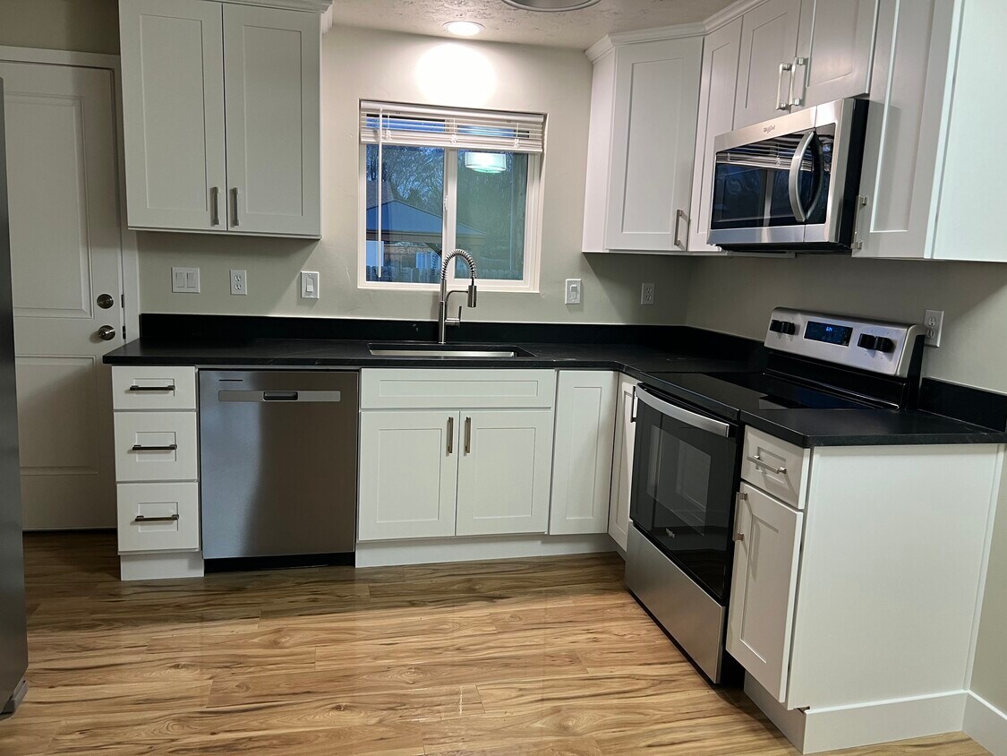 Completely new kitchen - 7353 S Rusty Dr