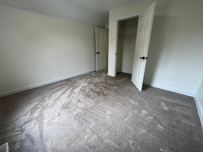 Building Photo - Nice Recently Renovated 3 Bedroom Duplex i...