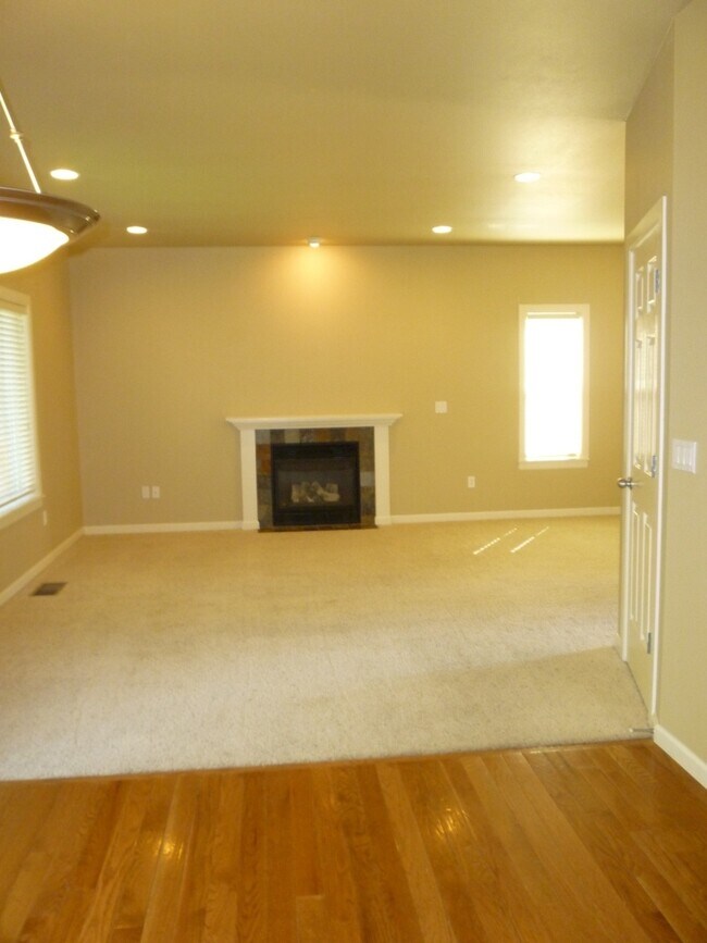 Foto del edificio - 1512 NE Quiet Ridge Ln