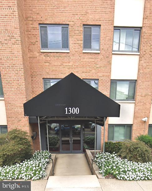 Building Photo - 1300 S Arlington Ridge Rd