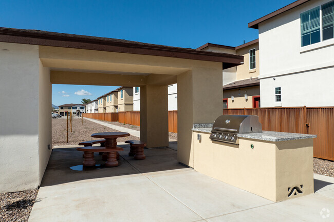 Área de parrillas - San Junipero Townhomes