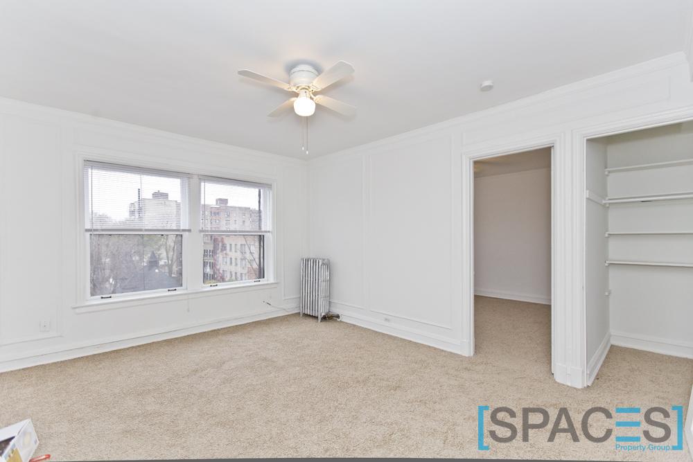 Primary Photo - 440 W Barry Ave