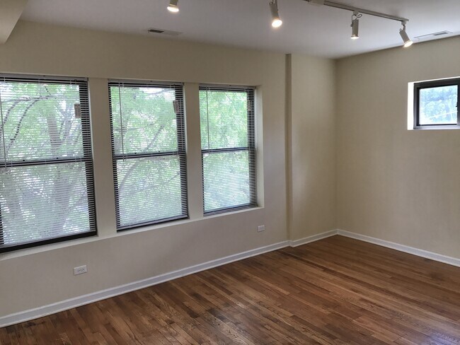 Building Photo - 4746 N Sacramento Ave