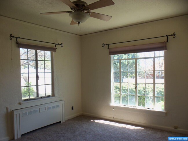 Building Photo - 807 W College Ave