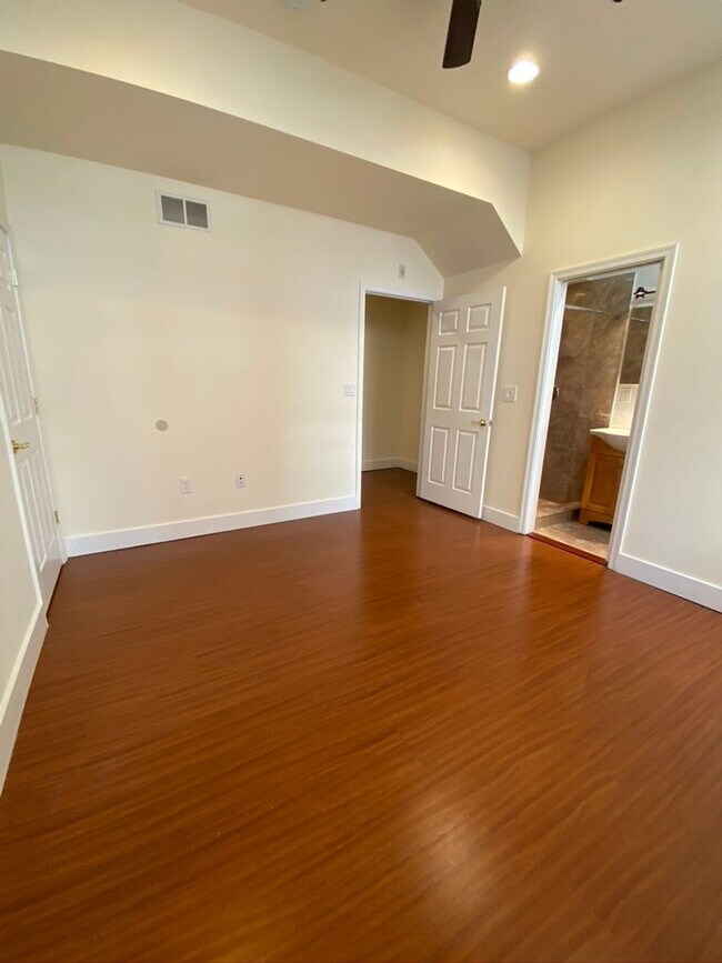 Foto del edificio - Sophisticated 2 Bedroom, 2 Bath w/ Hardwoo...